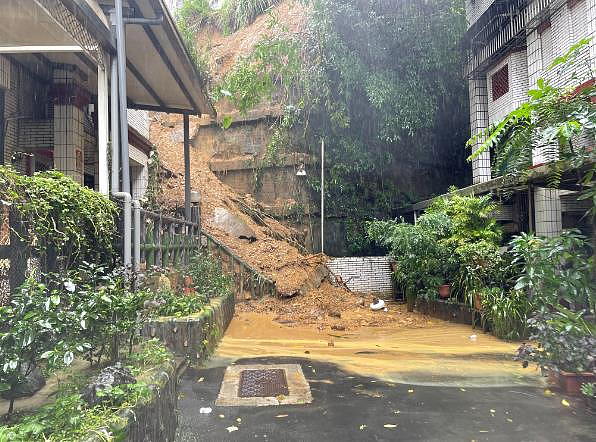 新北市汐止區伯爵山莊昨天下午發生大規模土石滑落、土石流。圖為今天早上狀況。記者翁至成/翻攝