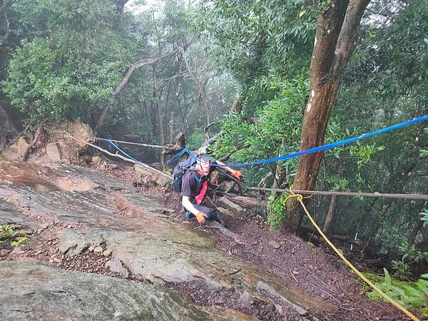 桃園市吳姓男子14日獨走苗栗縣神仙縱走失聯,警消上山搜救,17日下午發現遺體。圖/苗栗縣政府消防局提供