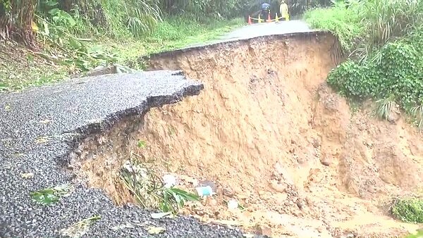 基隆市七堵區華新一路154-1號前方約50公尺道路今天坍方，陷落山谷範圍越來越大，已無法通行。記者邱瑞杰／翻攝