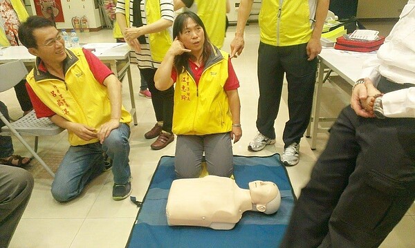 行孝里急救教學。圖/取自「臺北市中山區行孝里辦公處-呂勗淇里長」臉書