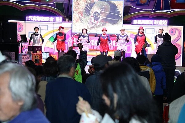 行孝里元宵節才藝表演。圖/取自「臺北市中山區行孝里辦公處-呂勗淇里長」臉書