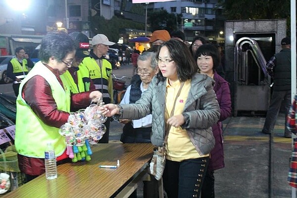 行孝里發放閃光燈球。圖/取自「臺北市中山區行孝里辦公處-呂勗淇里長」臉書