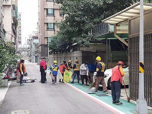 中原里環保志工打掃里區。圖／取自「台北市鄰里服務網」
