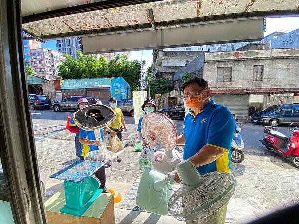 桃源里里民將家裡不需要的電器回收。圖／取自「陳仲宏」臉書