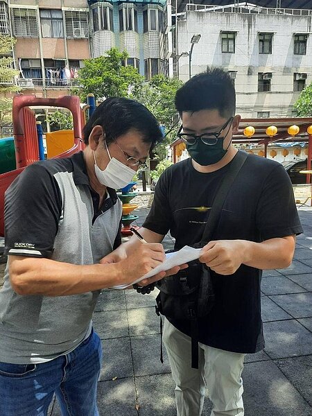 聚葉里新興公園現場會勘。圖/取自「游啟業」臉書