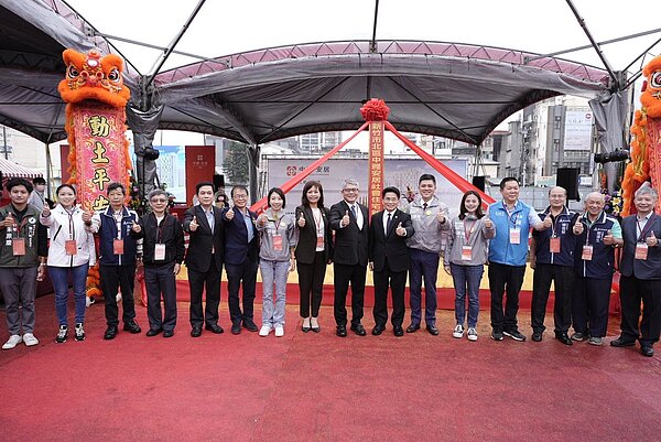 民進黨新竹市長參選人沈慧虹(左八)今參加中雅安居社會住宅開工典禮。圖/沈慧虹提供