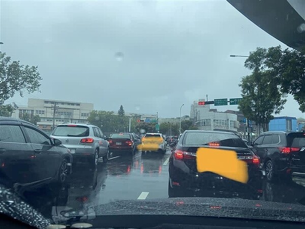 新北市汐止不少民眾發現今天上班時間嚴重塞車,不滿在臉書發文說「全面癱瘓」。圖/翻攝自臉書社團「汐止集團」