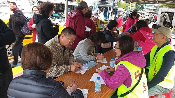 行孝里里民填寫資料。圖／取自「臺北市鄰里服務網」