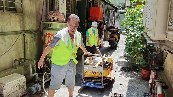 行孝里環保志公努力地身影。圖／取自「臺北市鄰里服務網」
