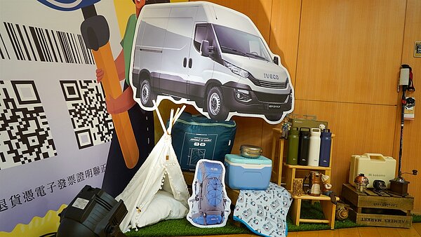 在新北市單筆消費滿300元即可參加抽獎。獎品有時下熱門滑步車、電動滑板車、各種野營用品、任天堂Switch、65吋4K電視及3C等好禮。圖/新北市政府提供