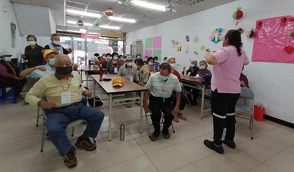 南港區新富里里民自我檢測。圖／取自「南港區新富里辦公處」臉書