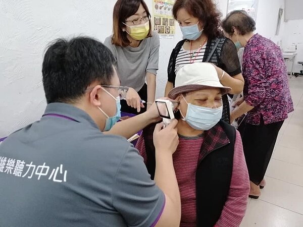 南港區新富里里民聽力檢測。圖／取自「南港區新富里辦公處」臉書


