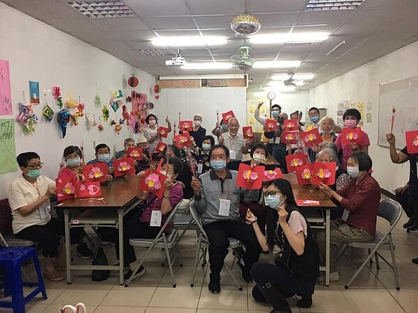 南港區新富里母親節剪紙手作。圖／取自「南港區新富里辦公處」臉書

