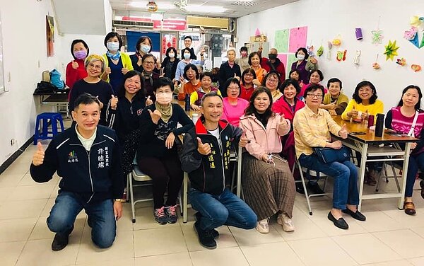 南港區新富里許睦燦里長與里民和樂融融。圖／取自「南港區新富里辦公處」臉書

