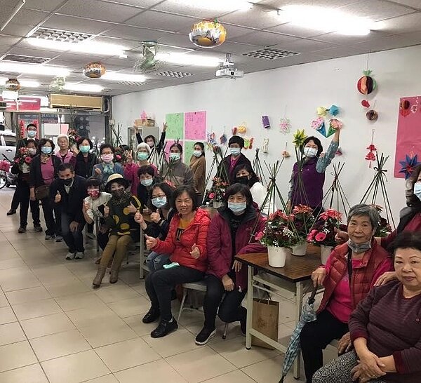 南港區新富里插花活動。圖／取自「南港區新富里辦公處」臉書

