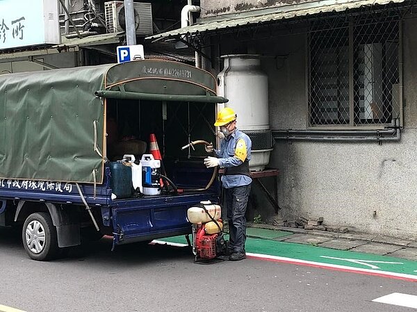 南港區新富里全面防疫消毒。圖／取自「南港區新富里辦公處」臉書