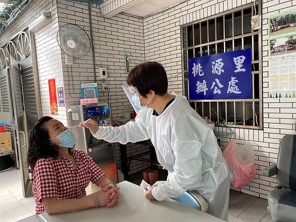 尤護理師幫助長輩進行快篩。圖／取自「陳仲宏」臉書