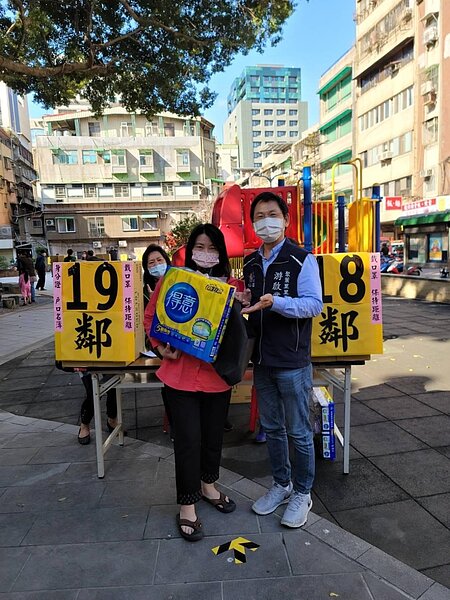 聚葉里發送衛生紙。圖/取自「游啟業」臉書