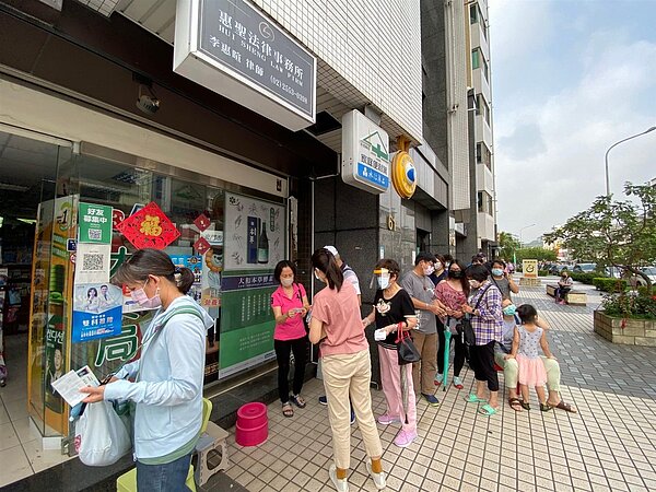 里民在藥局外排隊購買快篩試劑。圖／取自「陳仲宏」臉書