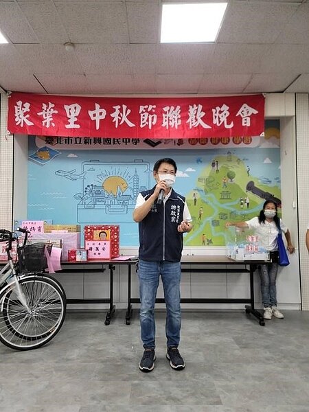 游啟業主持中秋節聯歡晚會。圖/取自「游啟業」臉書