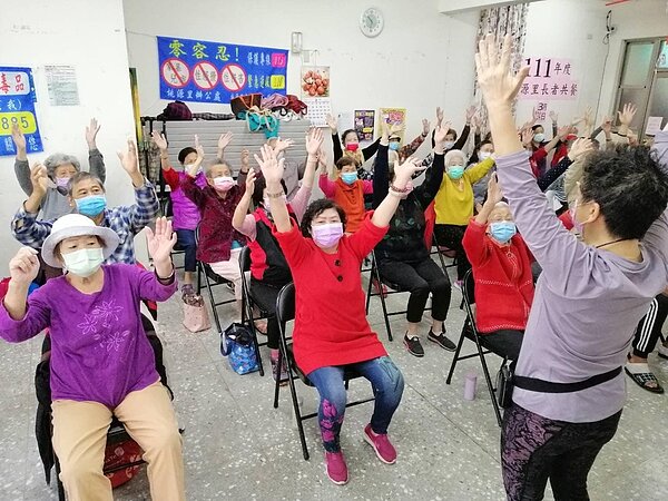 長者們跳健康操。圖／取自「陳仲宏」臉書