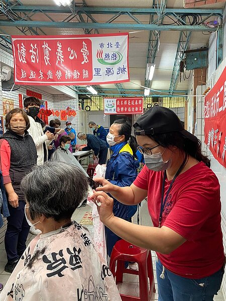 桃源里的義剪活動。圖／取自「陳仲宏」臉書