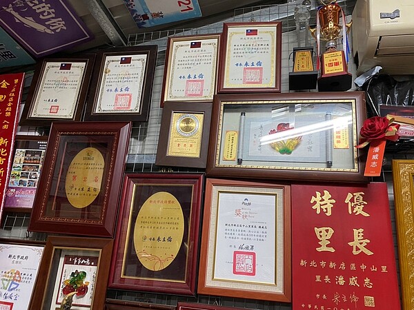 中山里守望相助隊辦公室牆面掛滿獎狀。圖／陳宣懿攝

