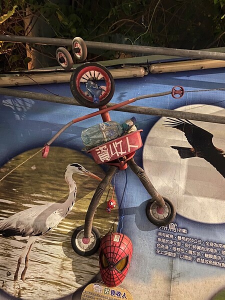 潘威志自製「資收人」宣導資源回收觀念。圖／陳宣懿攝

