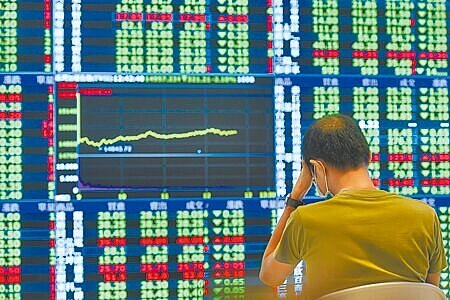 今年至8月底為止,台股加權指數下跌17.8%(見圖),以台股為資產配置組合的勞動基金,至8月底大虧3204.6億元。(本報資料照片)