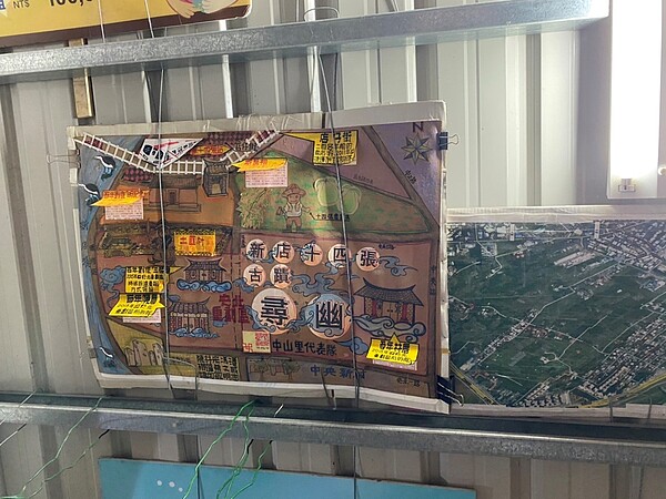 十四張地圖、照片。圖／陳宣懿攝

