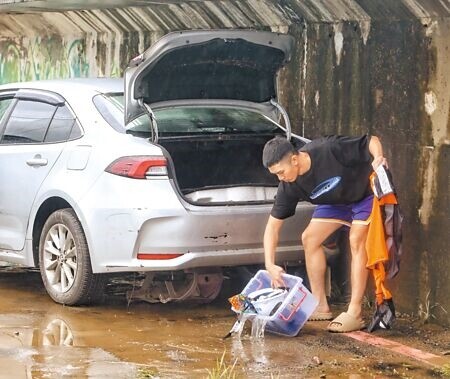 
台北市士林區百齡橋下有超過50輛車來不及移出堤防，溪水暴漲全都泡在水裡，市長柯文哲挨批移車SOP破功。（陳怡誠攝）
