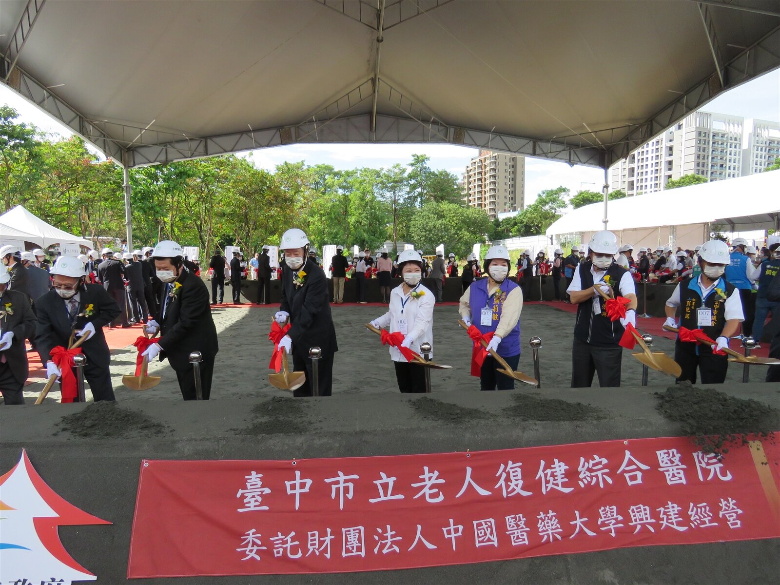 台中市立老人復健綜合醫院BOT案上午動土，市長盧秀燕（中）和中國醫藥大學董事長蔡長海（左三）共同主持動土典禮。記者黃寅／攝影 