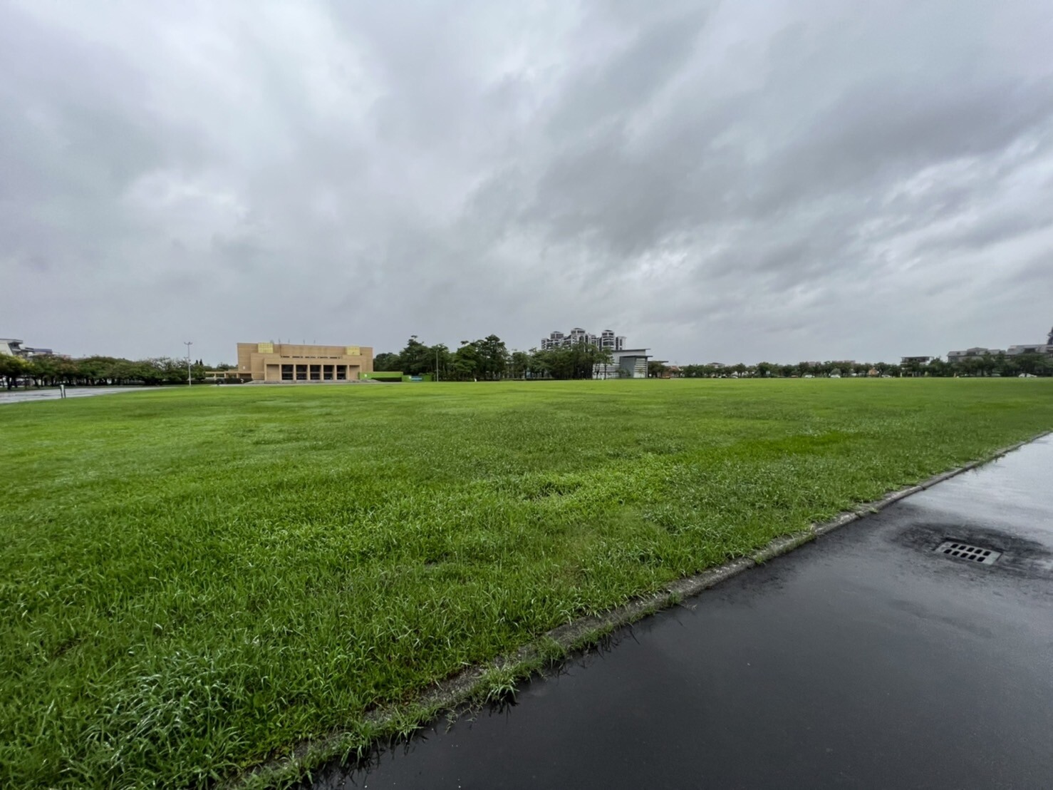 空勤總隊原訂今早7點在宜蘭運動公園將物資上機，飛往明池山莊投放，然而天候不佳延後起飛。記者林佳彣／攝影 