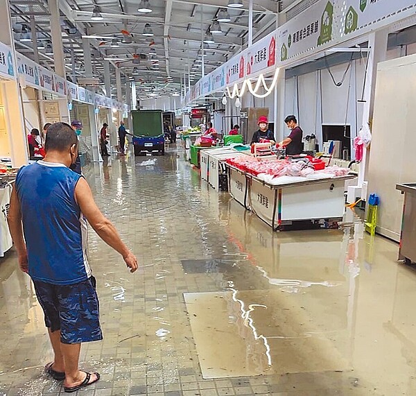 受尼莎颱風外圍環流影響，新北市樹林區保安市場昨日湧入大量積水。（卓冠廷提供／蔡雯如新北傳真）