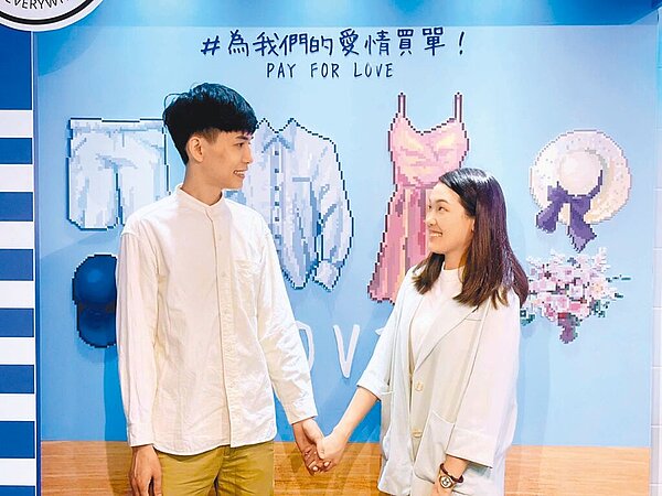 馮先生(左)與張小姐(右)為大學班對,2人情投意合愛情長跑多年,國慶連假特地到左營戶所辦理結婚登記。(高市青年局提供/柯宗緯高雄傳真)