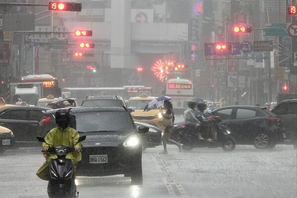 受到尼莎颱風影響，上周開始大台北、東北部地區便雨勢不斷。圖／聯合報系資料照