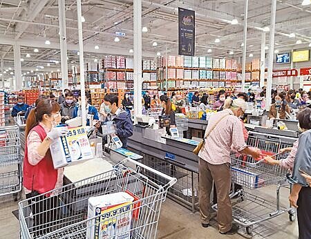 好市多與國泰世華合作10年的聯名卡明年到期,傳出台北富邦銀行搶下發卡權。(陳君瑋攝)