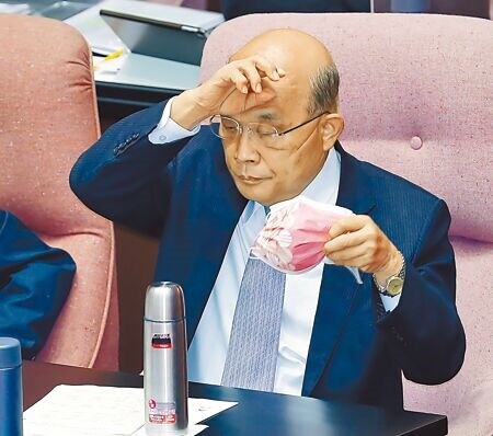 蘇貞昌上台答詢時頻頻摸額頭、咳嗽,回座位休息還拿下口罩、不時用手按壓額頭,中午過後就傳出他新冠確診的消息。(季志翔攝)