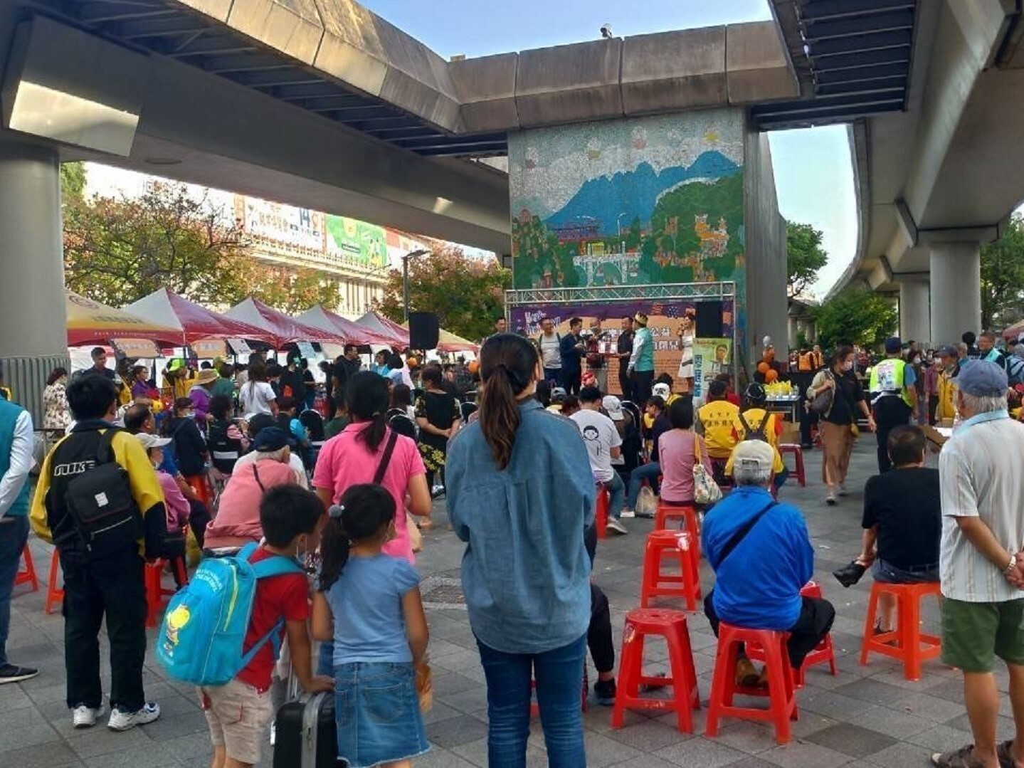 至聖里里長楊秀龍投入弱勢關懷多年,也曾聯手商圈、店家與永慶房屋舉行義賣,將所得捐贈弱勢基金會。圖/永慶房產集團提供