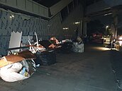 人行道放廢料未圍籬　單車族險撞