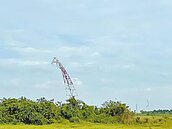 不敵強風　鹿港央廣發射塔歪腰