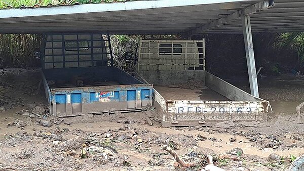 基隆市七堵區東新街山區17日晚上發生土石流,一間營造廠工寮被大量土石、黃泥埋沒。(翻攝照片/陳彩玲基隆傳真)