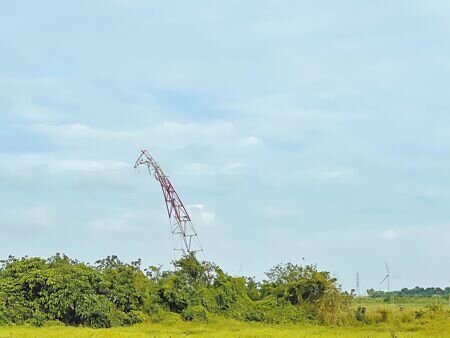 
尼莎颱風帶來強風，強勁的風勢把鹿港央廣廢棄發射鐵塔吹到「歪腰」。（吳建輝攝）
