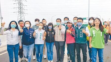 北外環道路第三期通車典禮,台南市長黃偉哲(前排右四)等人一起走上快速道路體驗。(程炳璋攝)