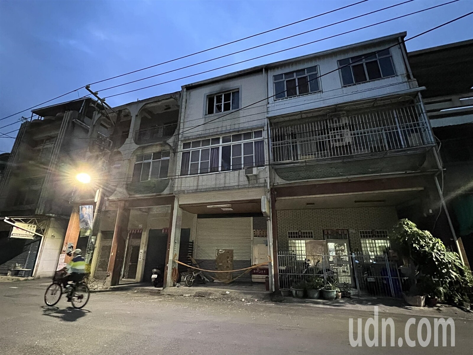 內埔一處透天厝遭法拍，新屋主欲點交時發現一具白骨，會同警員再度前往疑發生氣爆。記者魏斌／攝影 