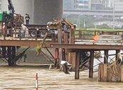 北市民權大橋改建　包商廢棄物倒河中
