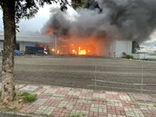 台中馬達工廠全面燃燒　消防局：火勢猛烈、全力滅火