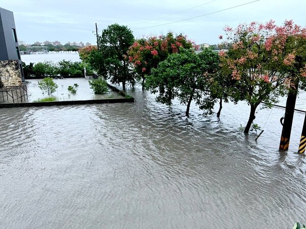 宜蘭七賢村16日大淹水，縣政府表示，興建抽水機房與淹水並沒有必然關係，關鍵在於當天淹水時的啟動抽水機時機。圖／林姓讀者提供資料照