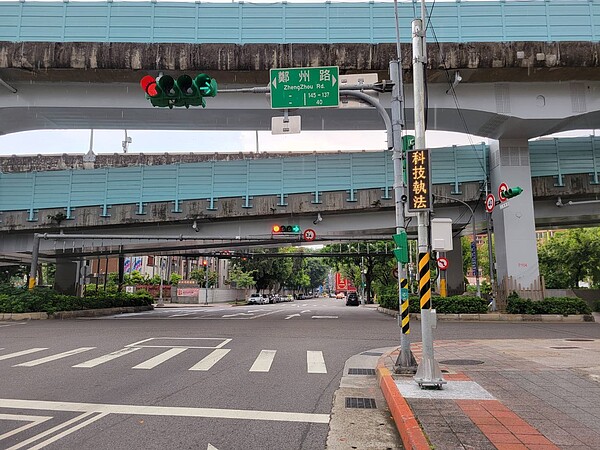 交通事故降3成，北市路口科技執法今年再增20處。圖／北市府提供