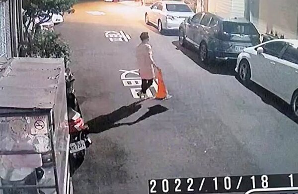 台中后里居民控訴,放在路邊的三角錐常被鄰居移動。圖/取自臉書后里幫